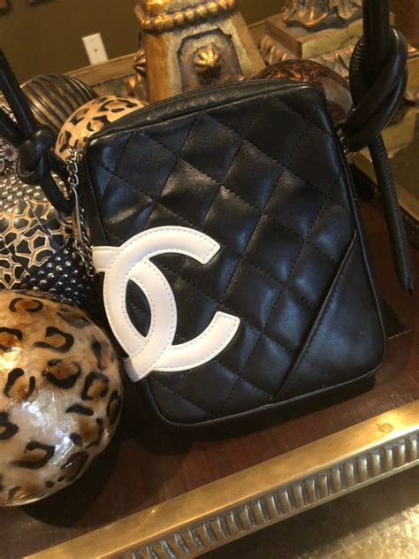 chanel.crossbody - authentic chanel crossbody bag.